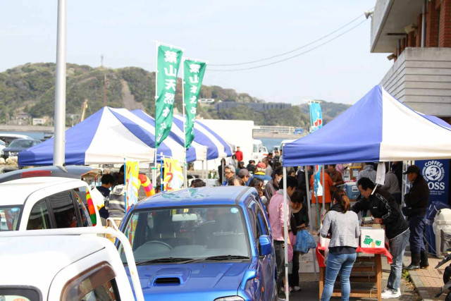 葉山マーケット日曜朝市